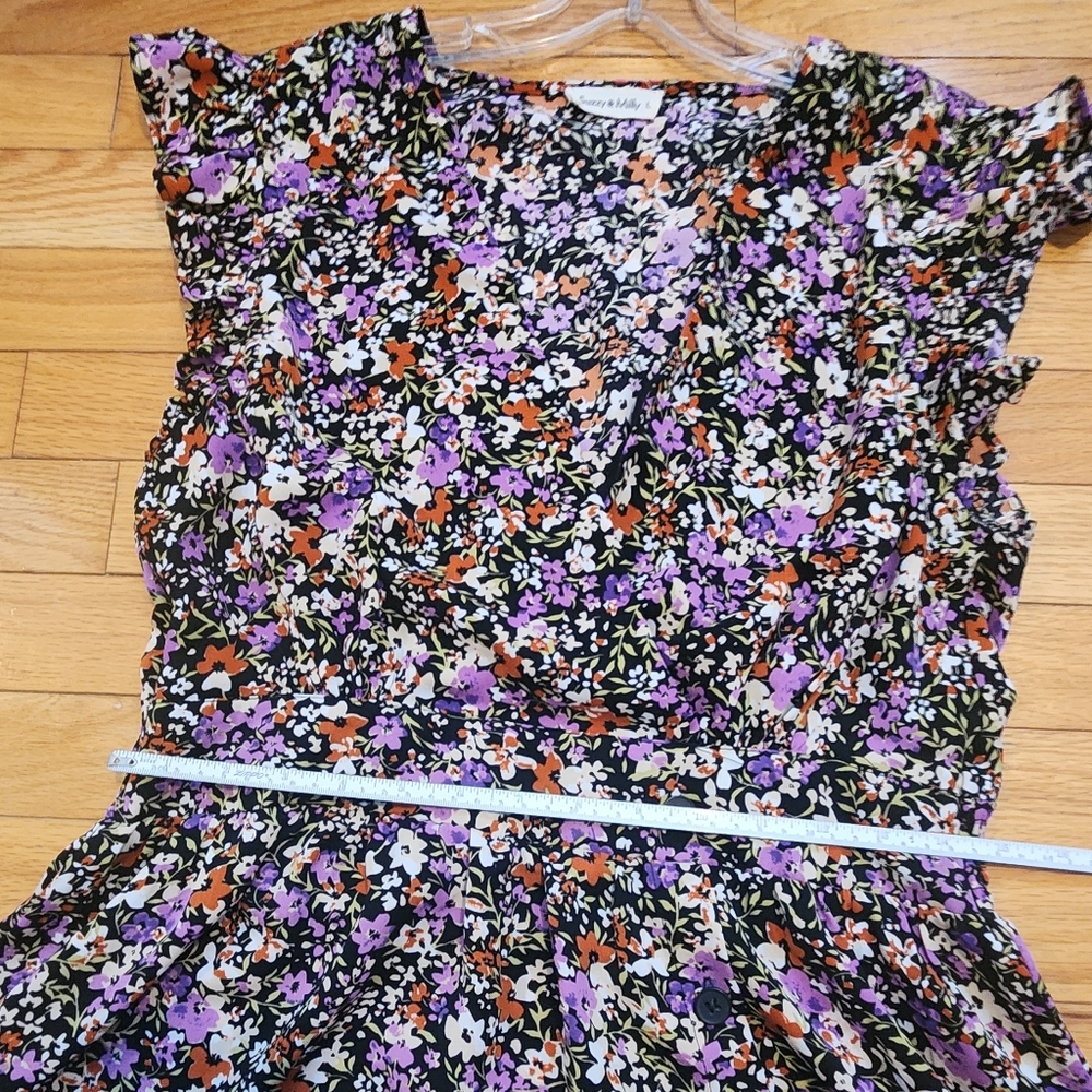 V-Neck Flower Dress with Buttons - Picture 7 of 11